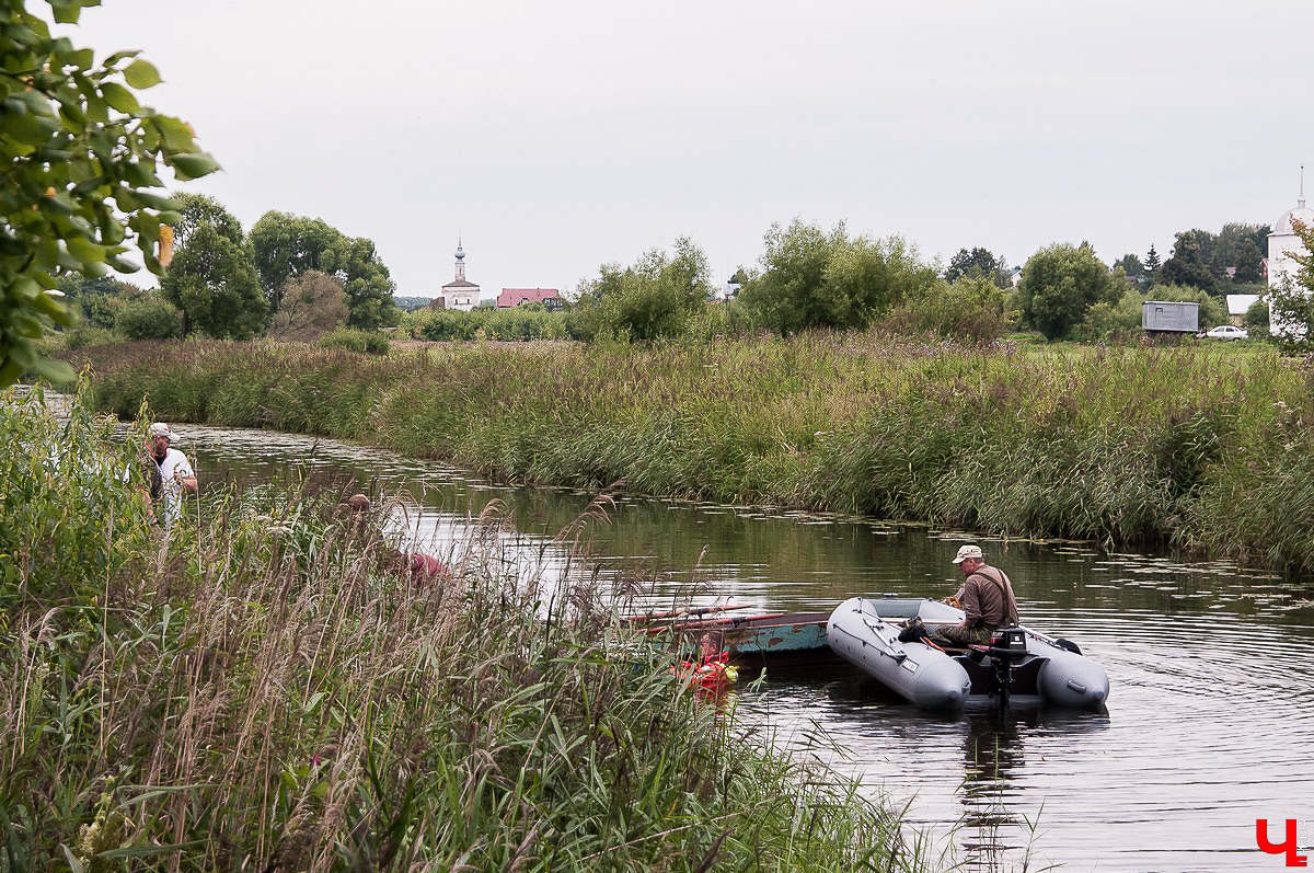 В Суздале снимают фильм “Золотое кольцо”. Два съемочных дня охватывают несколько минут экранного времени. В первый день успели снять аварию в лодке
