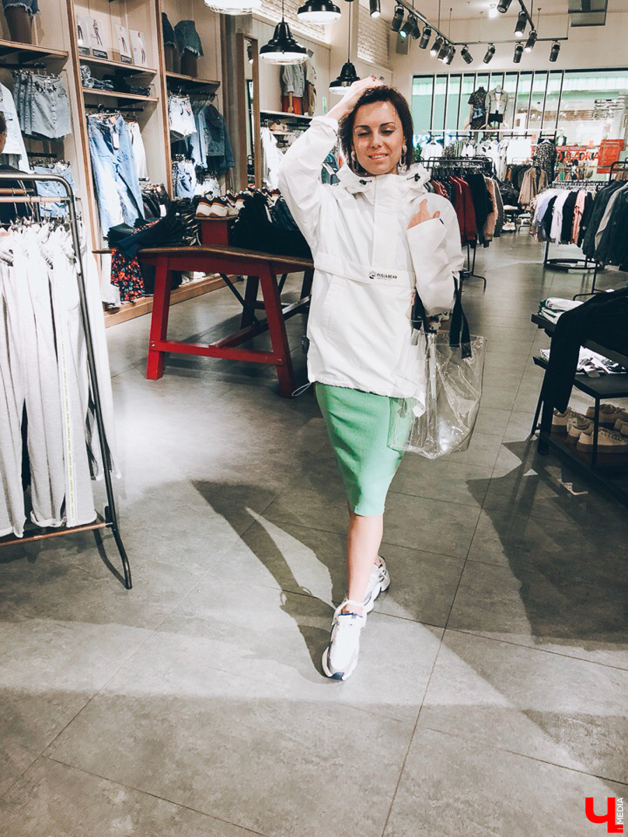 Стилист Мария Засорина примерила мужские вещи и показала, как можно собрать женственные look’и из брутальных футболок, джинсов, рубашек и свитеров