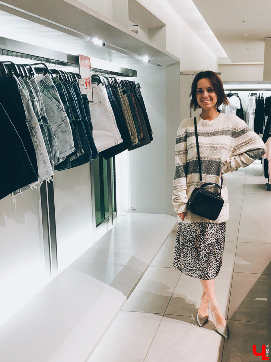 Стилист Мария Засорина примерила мужские вещи и показала, как можно собрать женственные look’и из брутальных футболок, джинсов, рубашек и свитеров