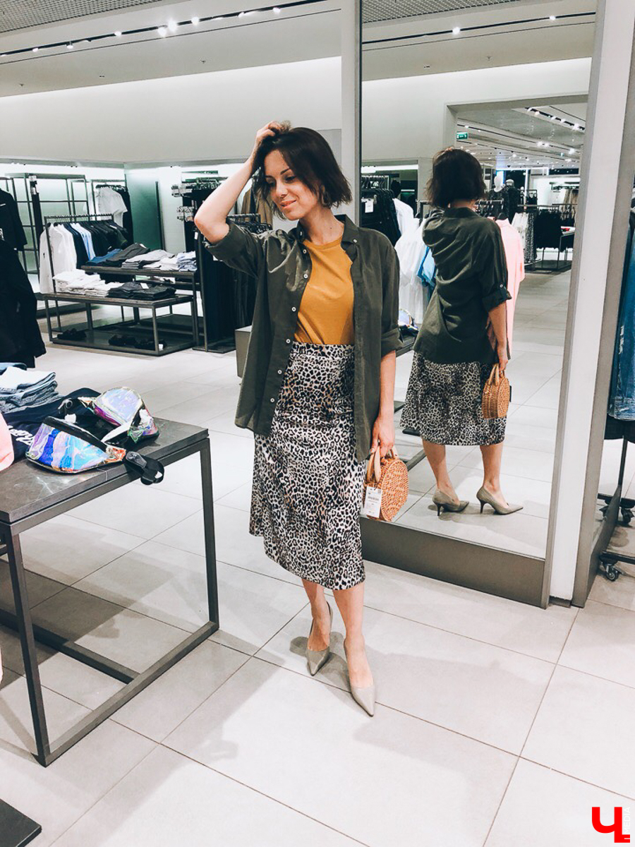 Стилист Мария Засорина примерила мужские вещи и показала, как можно собрать женственные look’и из брутальных футболок, джинсов, рубашек и свитеров