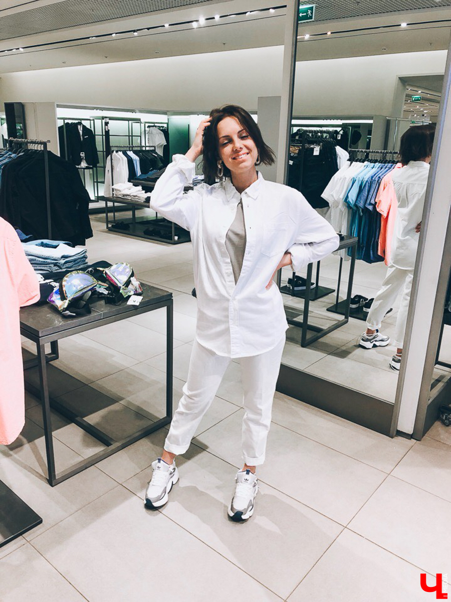 Стилист Мария Засорина примерила мужские вещи и показала, как можно собрать женственные look’и из брутальных футболок, джинсов, рубашек и свитеров