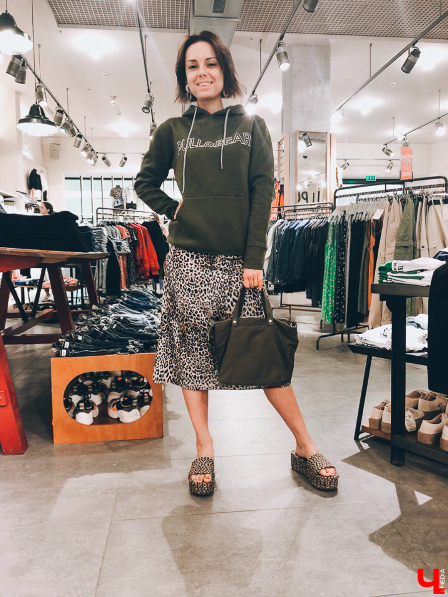 Стилист Мария Засорина примерила мужские вещи и показала, как можно собрать женственные look’и из брутальных футболок, джинсов, рубашек и свитеров