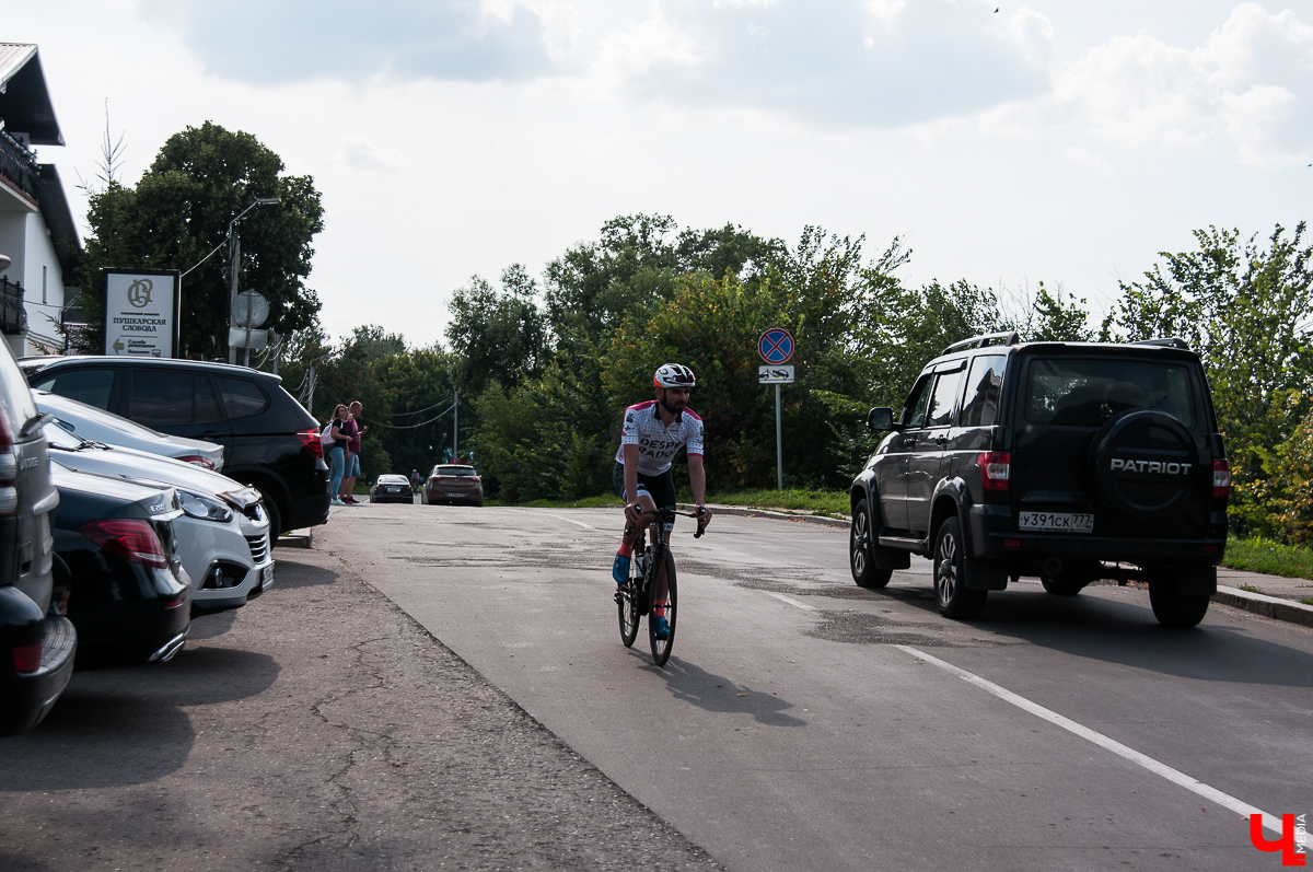 В Суздале состоялся фестиваль “Велолето”. Три дня велосипедисты соревновались друг с другом в разных категориях. Самым зрелищным состязанием стал триатлон