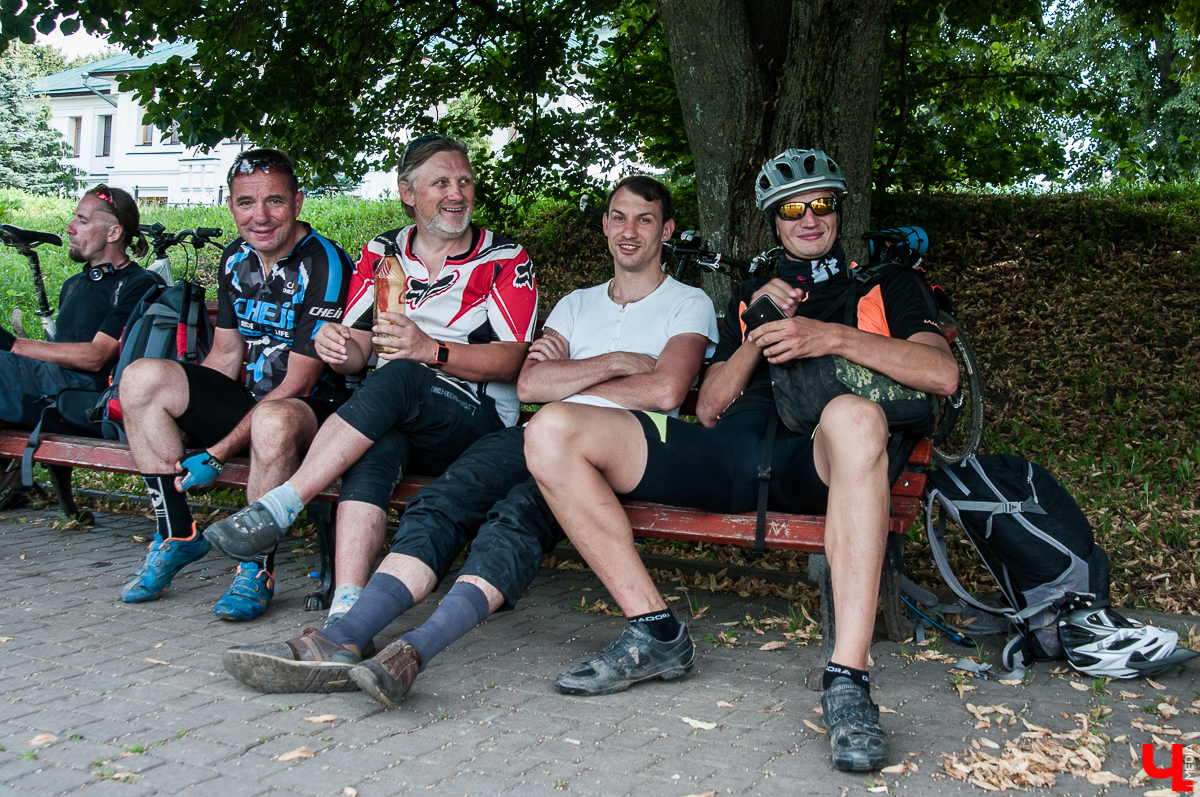 В Суздале состоялся фестиваль “Велолето”. Три дня велосипедисты соревновались друг с другом в разных категориях. Самым зрелищным состязанием стал триатлон