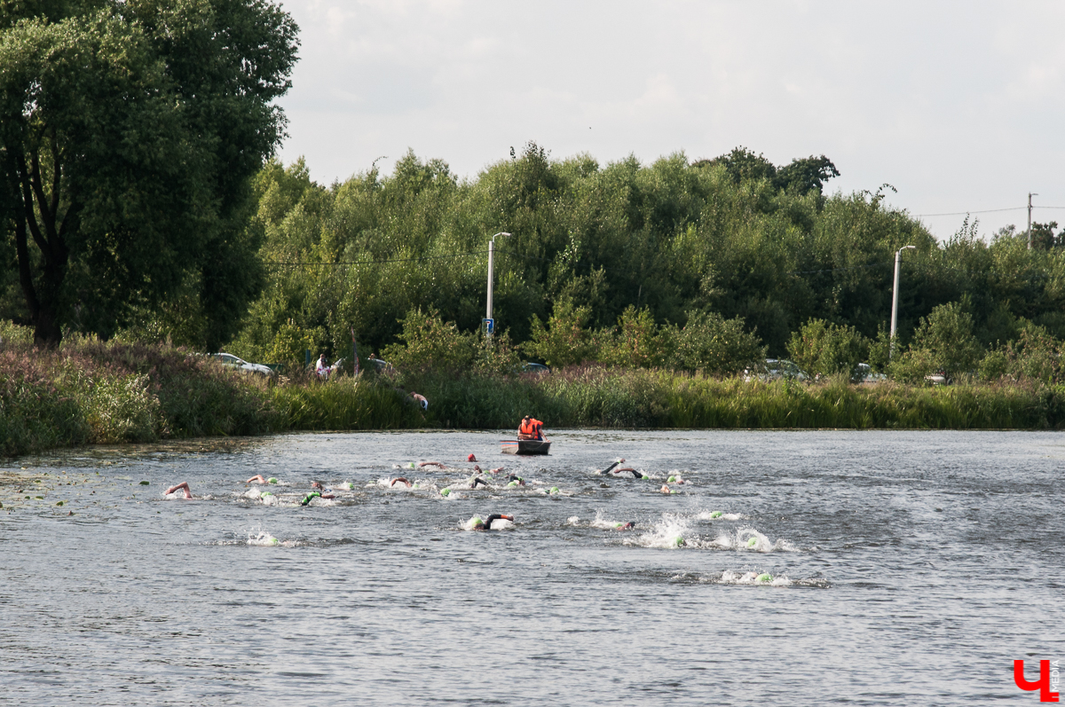 В Суздале состоялся фестиваль “Велолето”. Три дня велосипедисты соревновались друг с другом в разных категориях. Самым зрелищным состязанием стал триатлон