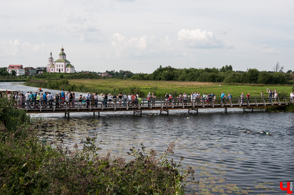 В Суздале состоялся фестиваль “Велолето”. Три дня велосипедисты соревновались друг с другом в разных категориях. Самым зрелищным состязанием стал триатлон