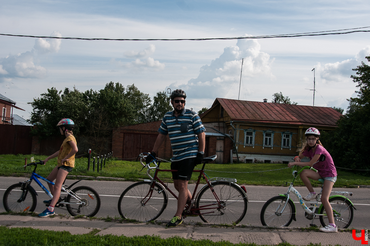 В Суздале состоялся фестиваль “Велолето”. Три дня велосипедисты соревновались друг с другом в разных категориях. Самым зрелищным состязанием стал триатлон