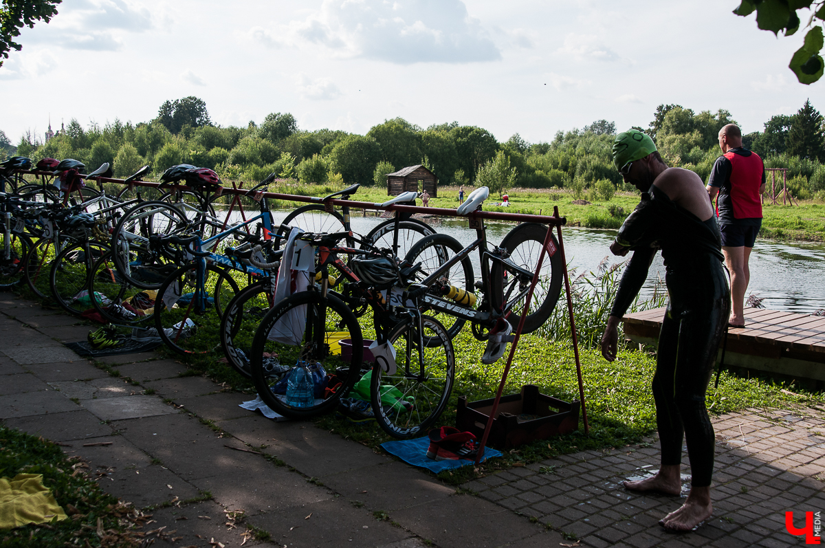 В Суздале состоялся фестиваль “Велолето”. Три дня велосипедисты соревновались друг с другом в разных категориях. Самым зрелищным состязанием стал триатлон