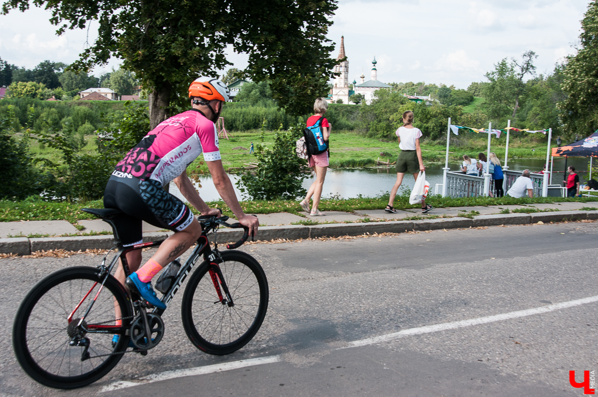 В Суздале состоялся фестиваль “Велолето”. Три дня велосипедисты соревновались друг с другом в разных категориях. Самым зрелищным состязанием стал триатлон