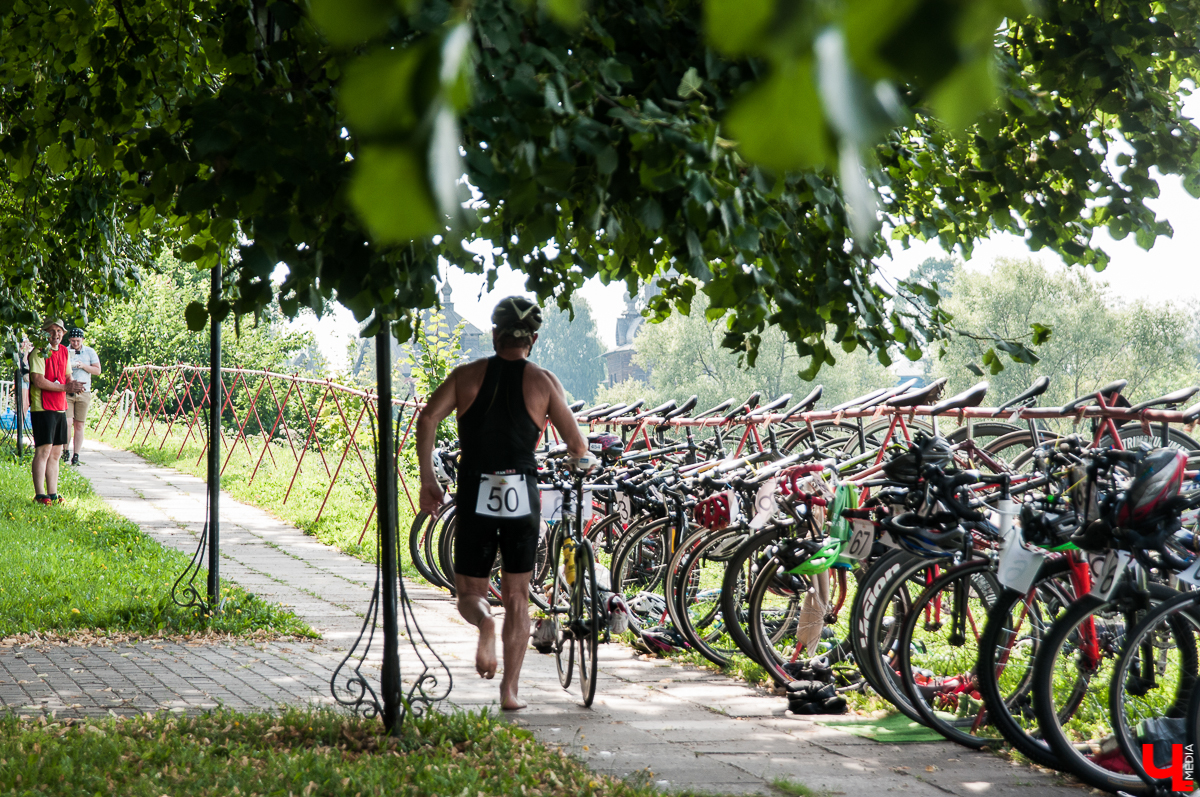 В Суздале состоялся фестиваль “Велолето”. Три дня велосипедисты соревновались друг с другом в разных категориях. Самым зрелищным состязанием стал триатлон
