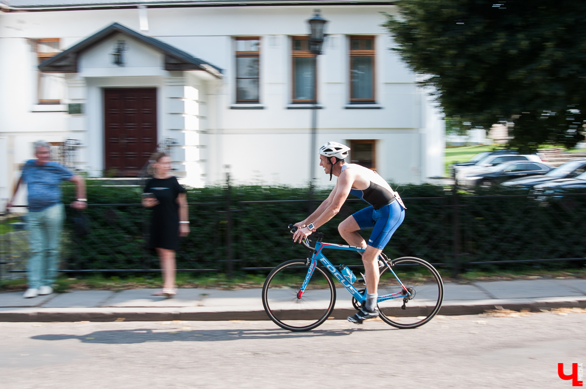 В Суздале состоялся фестиваль “Велолето”. Три дня велосипедисты соревновались друг с другом в разных категориях. Самым зрелищным состязанием стал триатлон