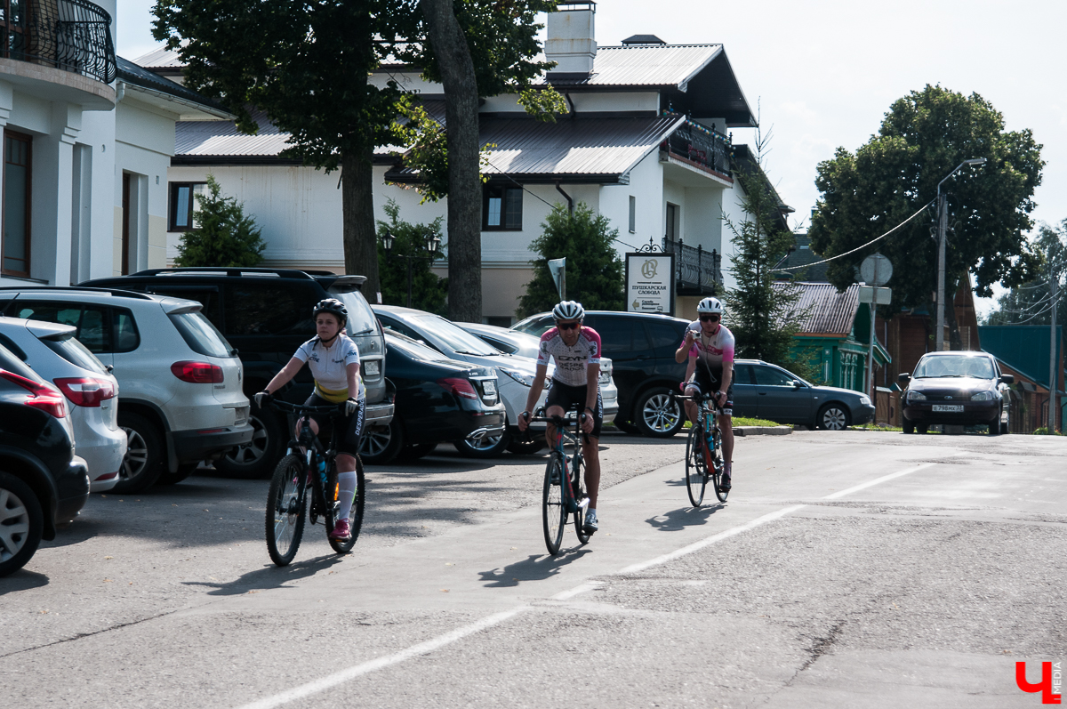 В Суздале состоялся фестиваль “Велолето”. Три дня велосипедисты соревновались друг с другом в разных категориях. Самым зрелищным состязанием стал триатлон