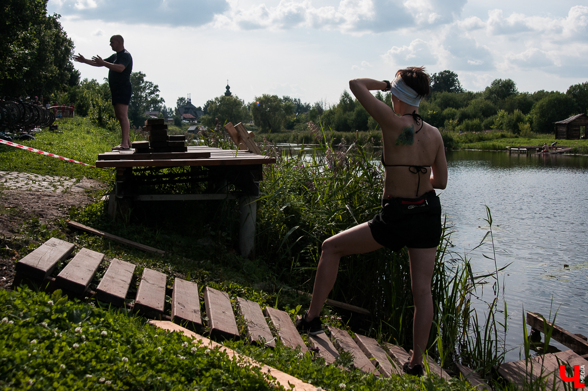 В Суздале состоялся фестиваль “Велолето”. Три дня велосипедисты соревновались друг с другом в разных категориях. Самым зрелищным состязанием стал триатлон