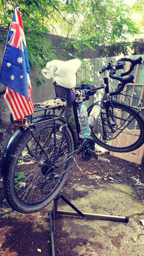 Путешественник из Южной Кореи Пак провел выходные во Владимире. Местные пустили его на ночевку, починили ему велосипед, а также провели экскурсии по Владимиру и Суздалю