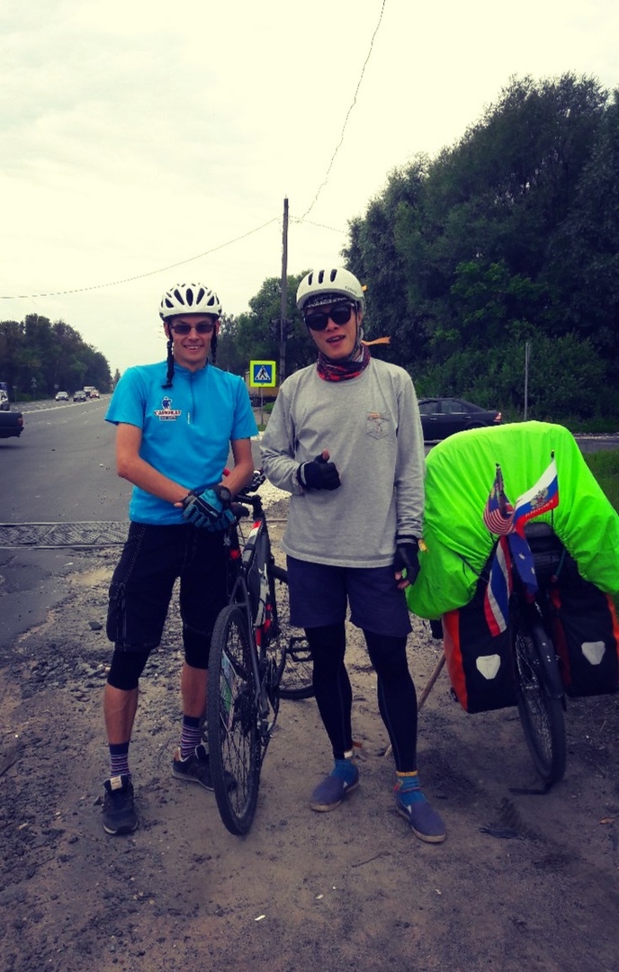 Путешественник из Южной Кореи Пак провел выходные во Владимире. Местные пустили его на ночевку, починили ему велосипед, а также провели экскурсии по Владимиру и Суздалю