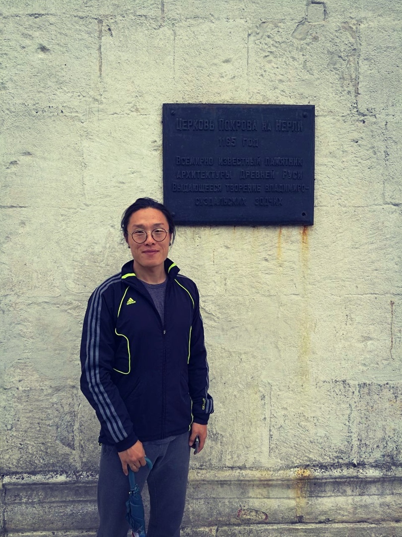 Путешественник из Южной Кореи Пак провел выходные во Владимире. Местные пустили его на ночевку, починили ему велосипед, а также провели экскурсии по Владимиру и Суздалю