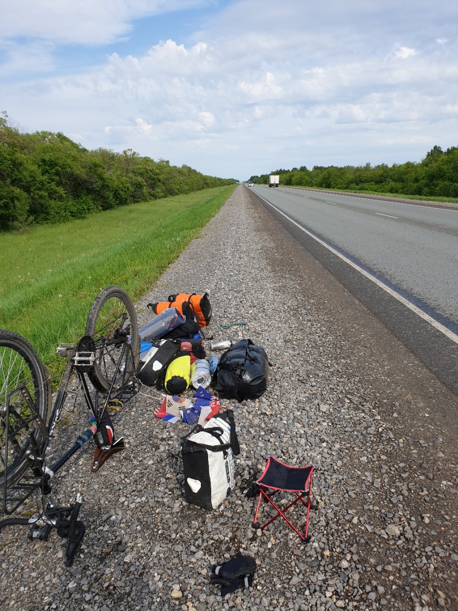 Путешественник из Южной Кореи Пак провел выходные во Владимире. Местные пустили его на ночевку, починили ему велосипед, а также провели экскурсии по Владимиру и Суздалю