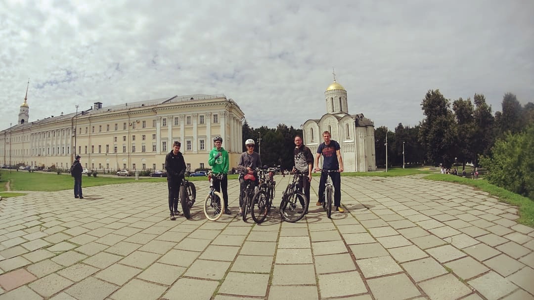 Путешественник из Южной Кореи Пак провел выходные во Владимире. Местные пустили его на ночевку, починили ему велосипед, а также провели экскурсии по Владимиру и Суздалю