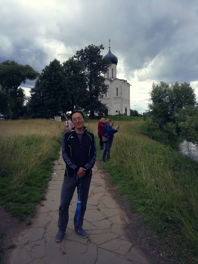 Путешественник из Южной Кореи Пак провел выходные во Владимире. Местные пустили его на ночевку, починили ему велосипед, а также провели экскурсии по Владимиру и Суздалю