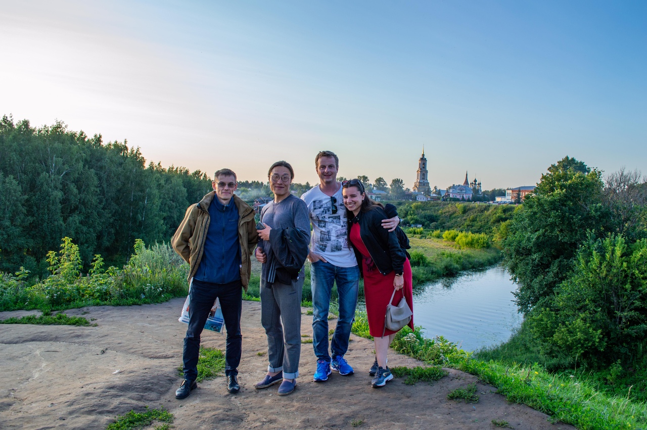 Путешественник из Южной Кореи Пак провел выходные во Владимире. Местные пустили его на ночевку, починили ему велосипед, а также провели экскурсии по Владимиру и Суздалю