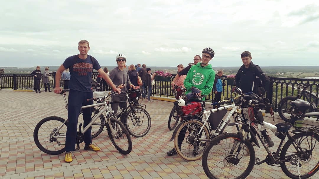 Путешественник из Южной Кореи Пак провел выходные во Владимире. Местные пустили его на ночевку, починили ему велосипед, а также провели экскурсии по Владимиру и Суздалю