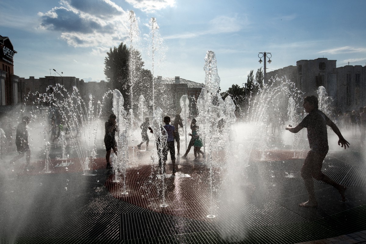 На два дня центр города превратится в огромную фестивальную площадку. На Театральной площади и Георгиевской улице 16 и 17 августа зрителей ждут концерты российских звезд, ярмарки хендмейда, парад и танцевальный марафон