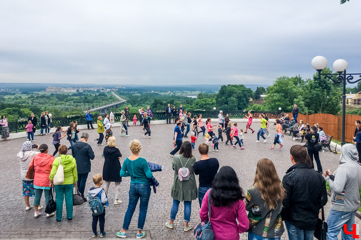 На два дня центр города превратится в огромную фестивальную площадку. На Театральной площади и Георгиевской улице 16 и 17 августа зрителей ждут концерты российских звезд, ярмарки хендмейда, парад и танцевальный марафон