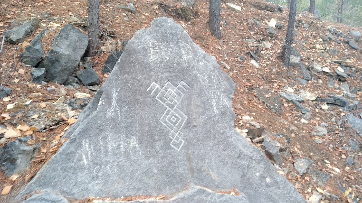 Дюкинский карьер давно заброшен, но из-за отвесных скал и роскошного вида его частенько посещают альпинисты, фотографы и художники. Однако, как оказалось, это место таит в себе и много загадок