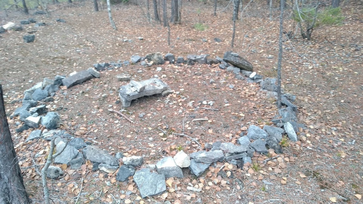 Дюкинский карьер давно заброшен, но из-за отвесных скал и роскошного вида его частенько посещают альпинисты, фотографы и художники. Однако, как оказалось, это место таит в себе и много загадок