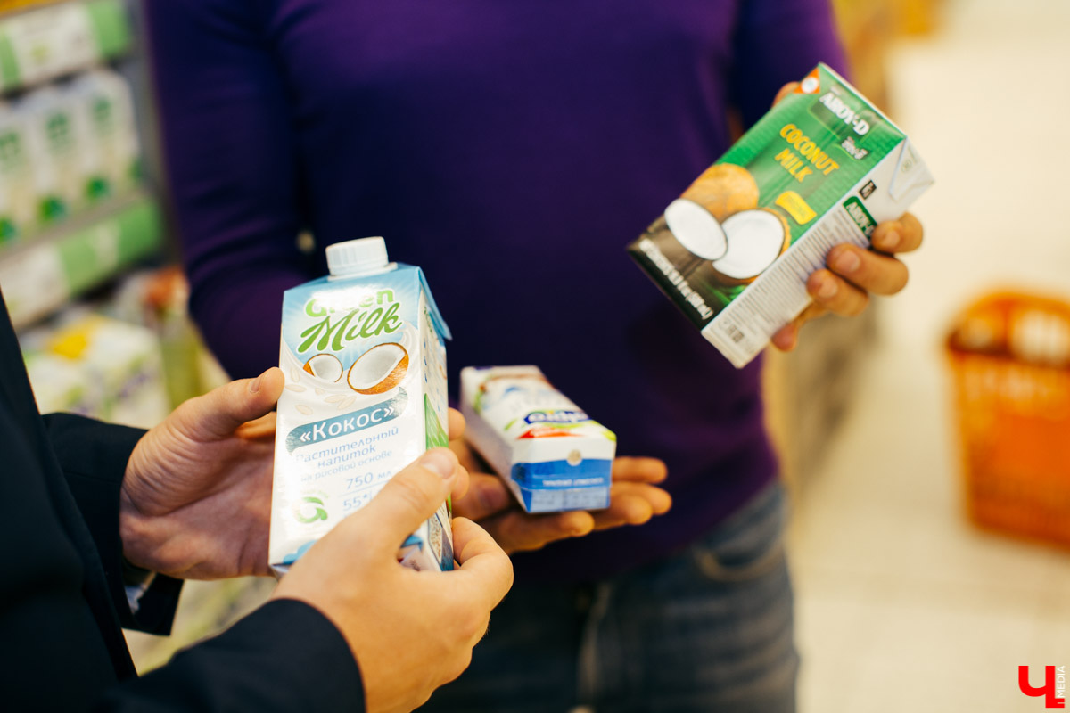 Бизнес-эксперт Алексей Караулов и шеф студии Roulet Дмитрий Орловский приготовили домашнюю версию острого тайского супа с креветками - том кха кунг