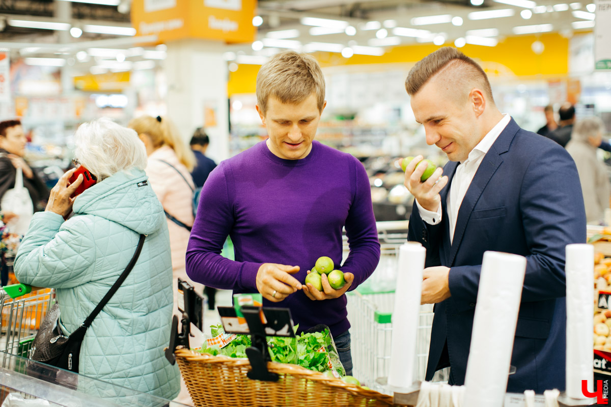 Бизнес-эксперт Алексей Караулов и шеф студии Roulet Дмитрий Орловский приготовили домашнюю версию острого тайского супа с креветками - том кха кунг