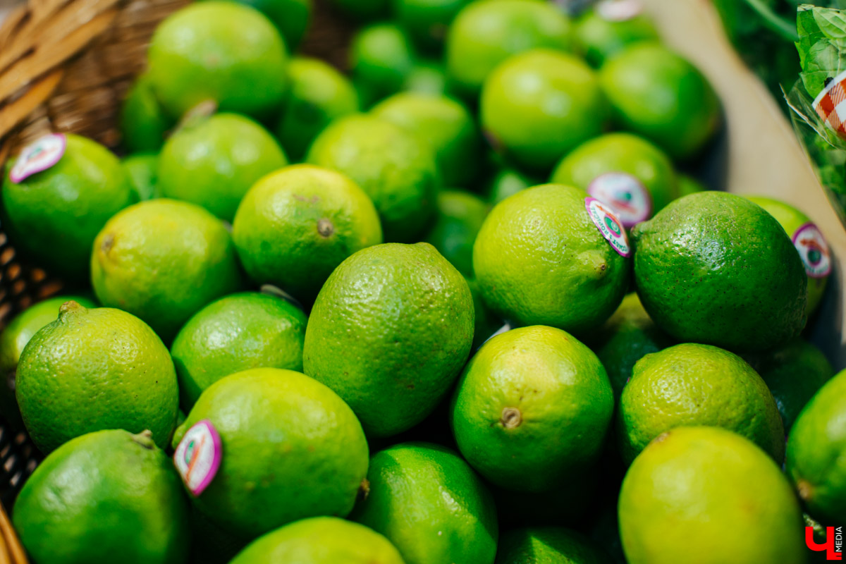 Бизнес-эксперт Алексей Караулов и шеф студии Roulet Дмитрий Орловский приготовили домашнюю версию острого тайского супа с креветками - том кха кунг