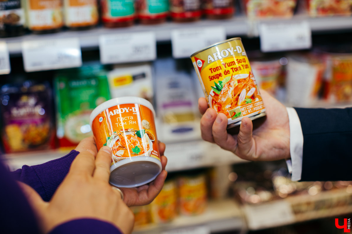 Бизнес-эксперт Алексей Караулов и шеф студии Roulet Дмитрий Орловский приготовили домашнюю версию острого тайского супа с креветками - том кха кунг