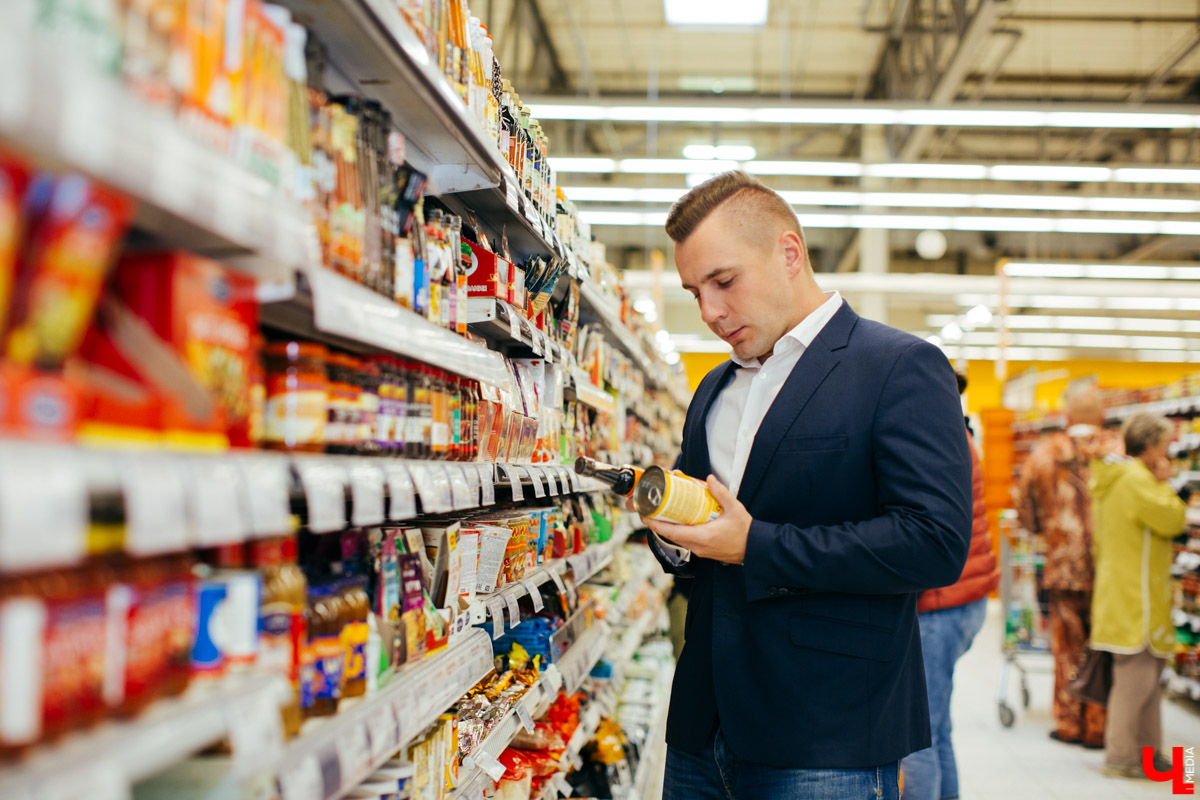 Бизнес-эксперт Алексей Караулов и шеф студии Roulet Дмитрий Орловский приготовили домашнюю версию острого тайского супа с креветками - том кха кунг