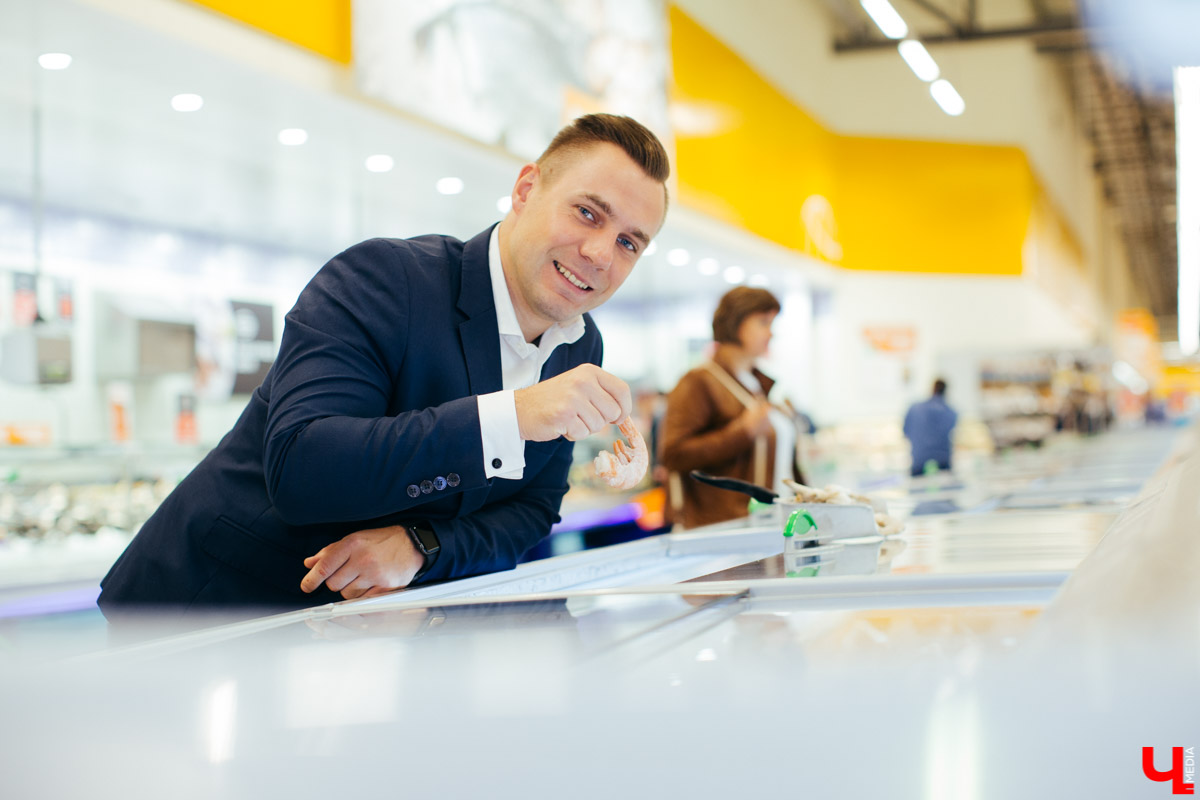 Бизнес-эксперт Алексей Караулов и шеф студии Roulet Дмитрий Орловский приготовили домашнюю версию острого тайского супа с креветками - том кха кунг