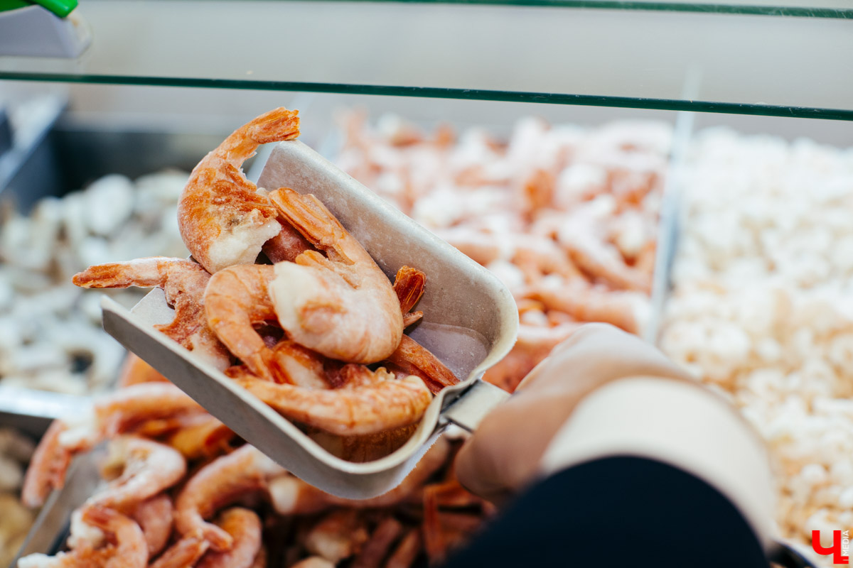 Бизнес-эксперт Алексей Караулов и шеф студии Roulet Дмитрий Орловский приготовили домашнюю версию острого тайского супа с креветками - том кха кунг