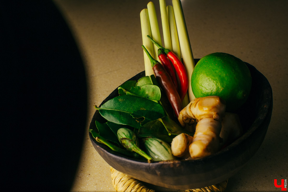 Бизнес-эксперт Алексей Караулов и шеф студии Roulet Дмитрий Орловский приготовили домашнюю версию острого тайского супа с креветками - том кха кунг