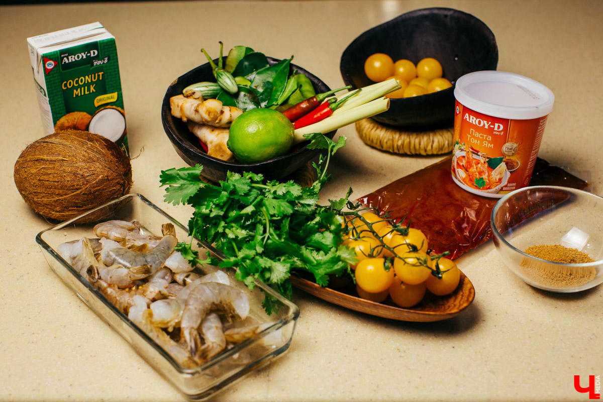 Бизнес-эксперт Алексей Караулов и шеф студии Roulet Дмитрий Орловский приготовили домашнюю версию острого тайского супа с креветками - том кха кунг