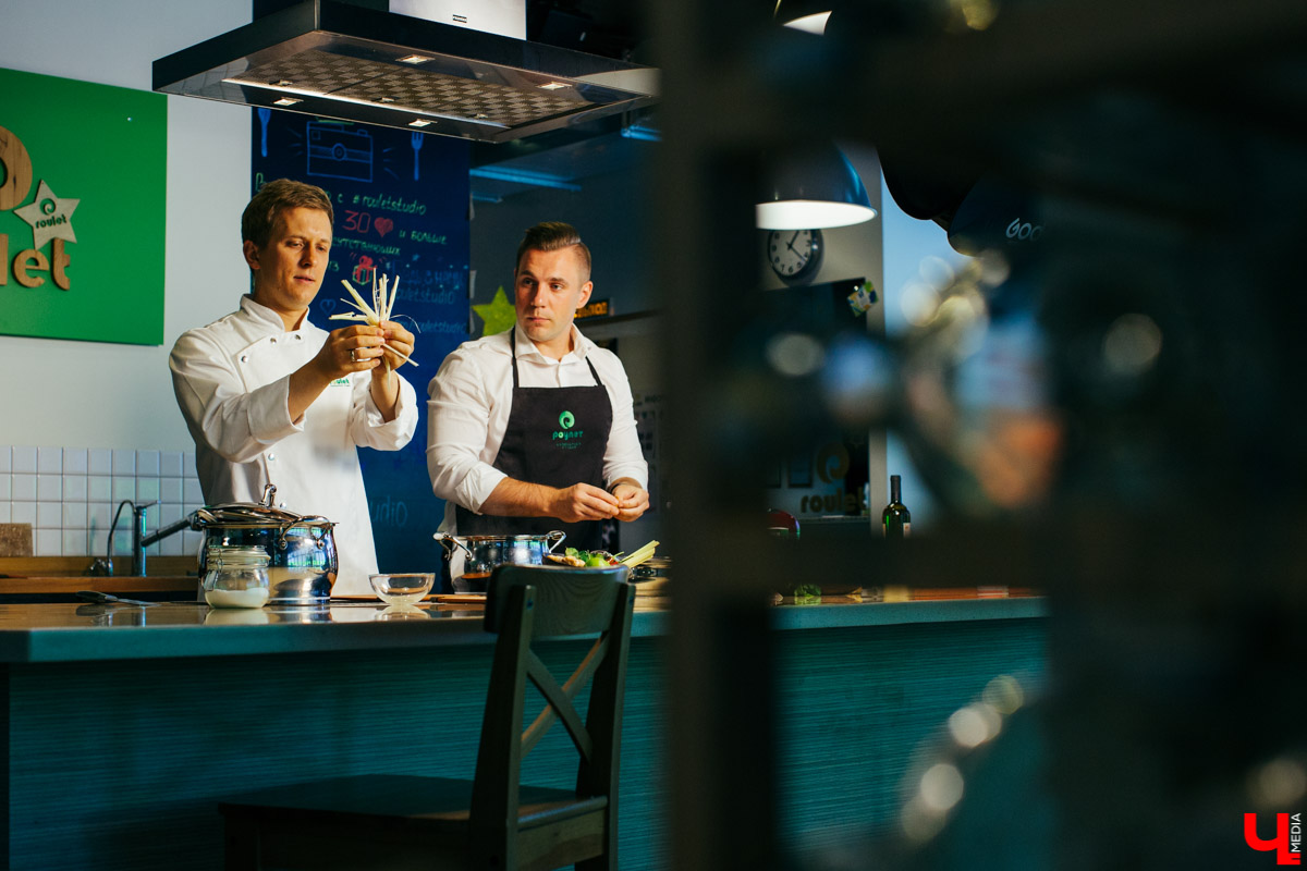 Бизнес-эксперт Алексей Караулов и шеф студии Roulet Дмитрий Орловский приготовили домашнюю версию острого тайского супа с креветками - том кха кунг