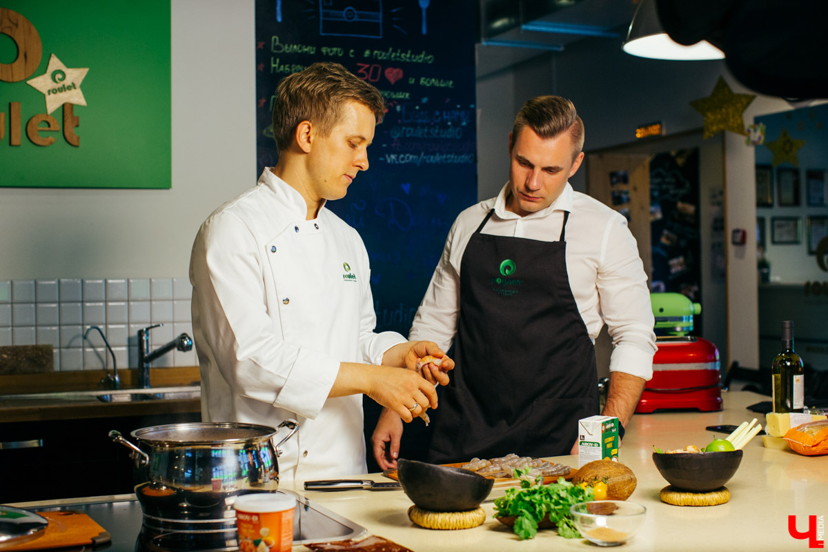 Бизнес-эксперт Алексей Караулов и шеф студии Roulet Дмитрий Орловский приготовили домашнюю версию острого тайского супа с креветками - том кха кунг