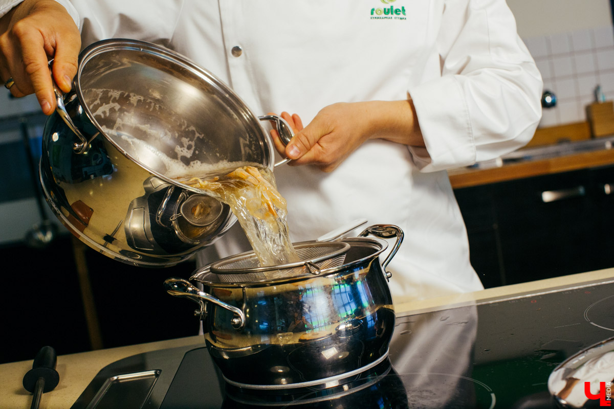 Бизнес-эксперт Алексей Караулов и шеф студии Roulet Дмитрий Орловский приготовили домашнюю версию острого тайского супа с креветками - том кха кунг