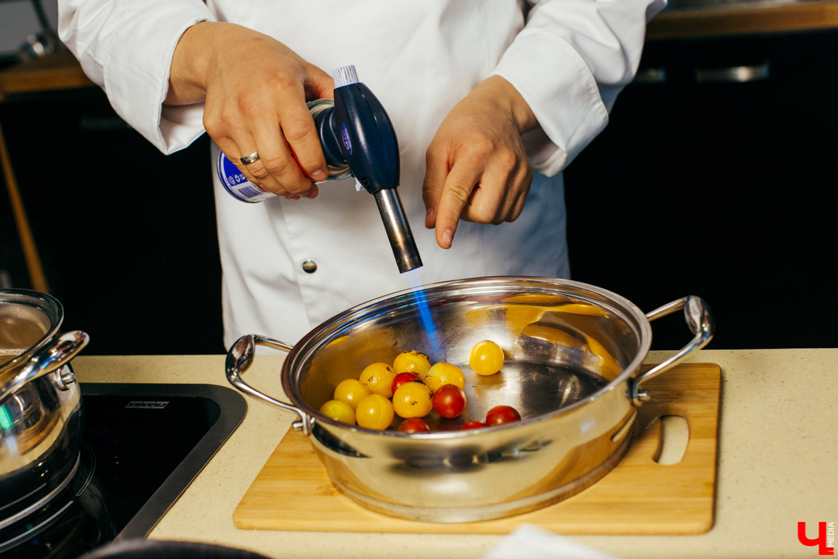 Бизнес-эксперт Алексей Караулов и шеф студии Roulet Дмитрий Орловский приготовили домашнюю версию острого тайского супа с креветками - том кха кунг