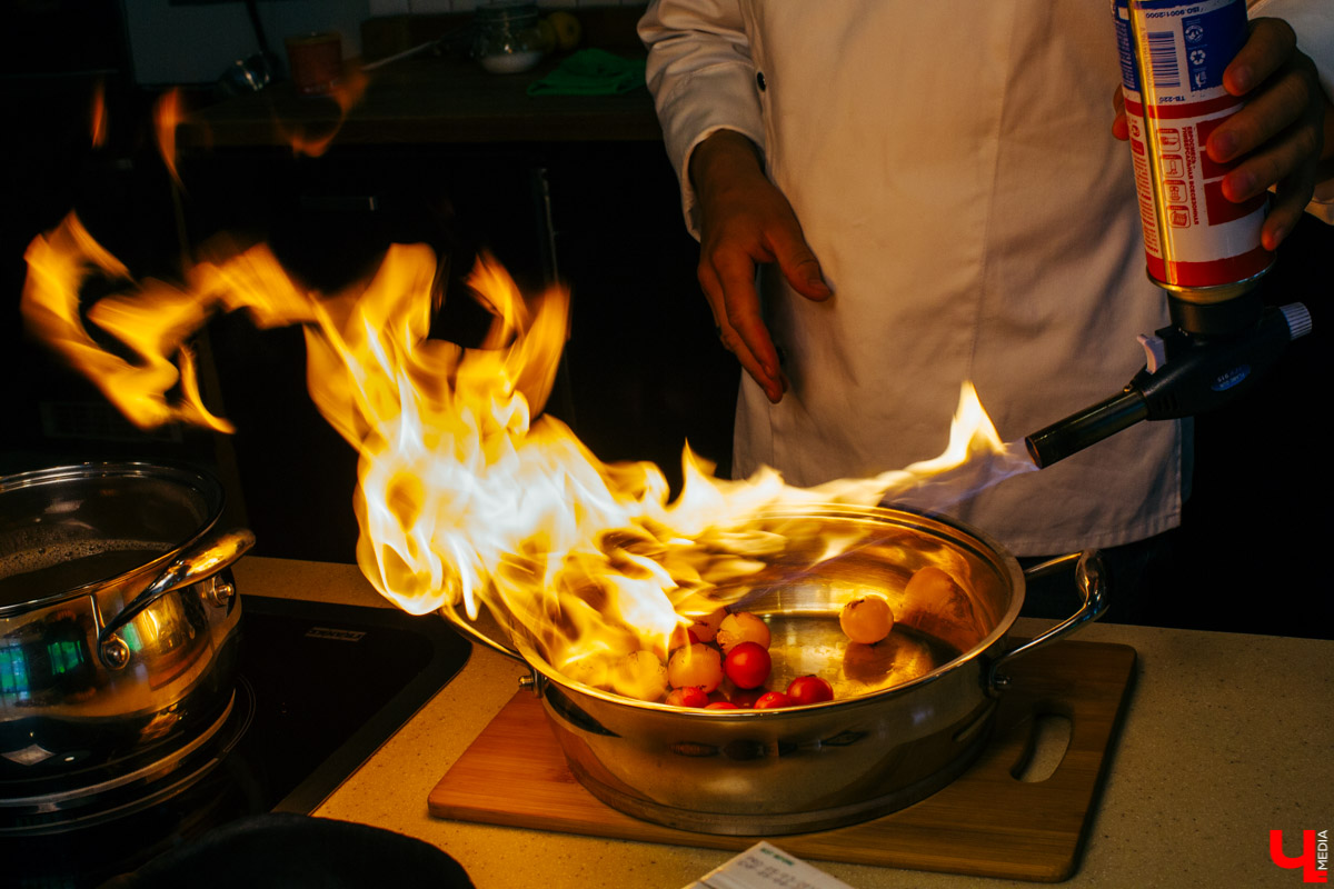 Бизнес-эксперт Алексей Караулов и шеф студии Roulet Дмитрий Орловский приготовили домашнюю версию острого тайского супа с креветками - том кха кунг