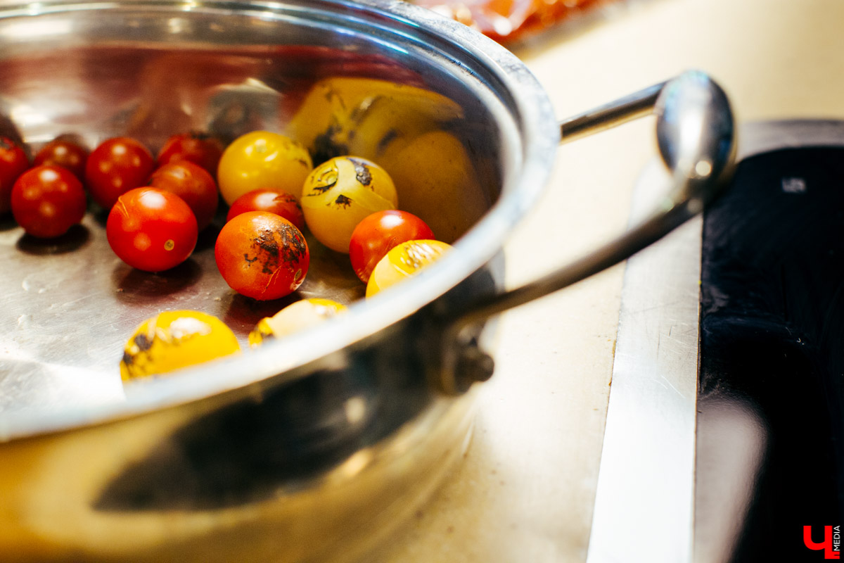 Бизнес-эксперт Алексей Караулов и шеф студии Roulet Дмитрий Орловский приготовили домашнюю версию острого тайского супа с креветками - том кха кунг