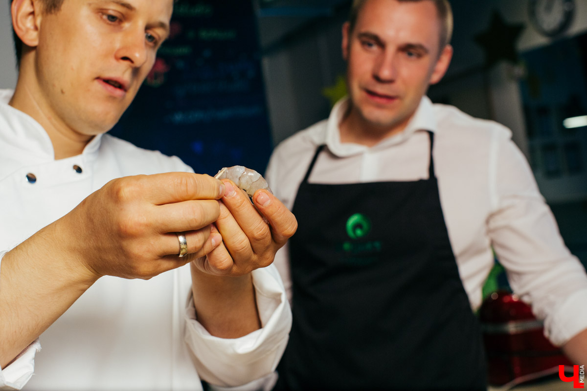 Бизнес-эксперт Алексей Караулов и шеф студии Roulet Дмитрий Орловский приготовили домашнюю версию острого тайского супа с креветками - том кха кунг