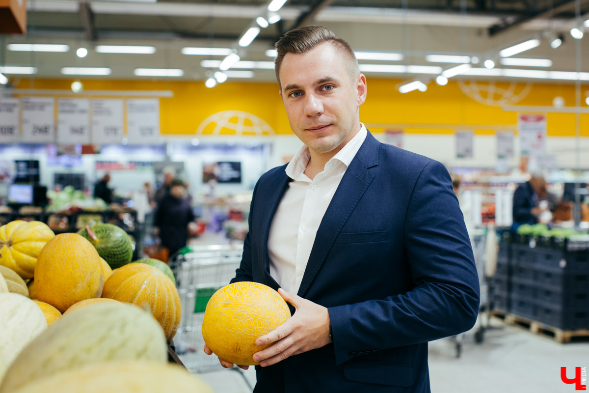 Бизнес-эксперт Алексей Караулов и шеф студии Roulet Дмитрий Орловский приготовили домашнюю версию острого тайского супа с креветками - том кха кунг