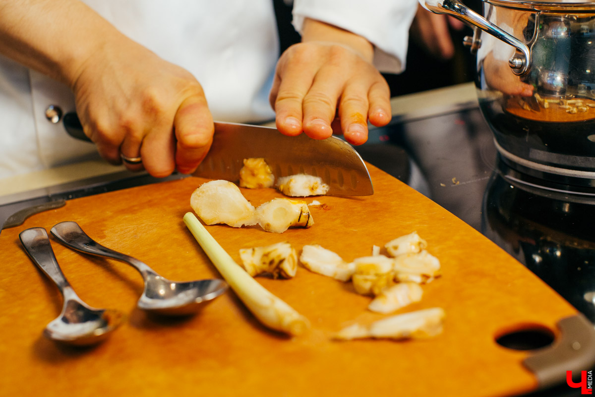 Бизнес-эксперт Алексей Караулов и шеф студии Roulet Дмитрий Орловский приготовили домашнюю версию острого тайского супа с креветками - том кха кунг