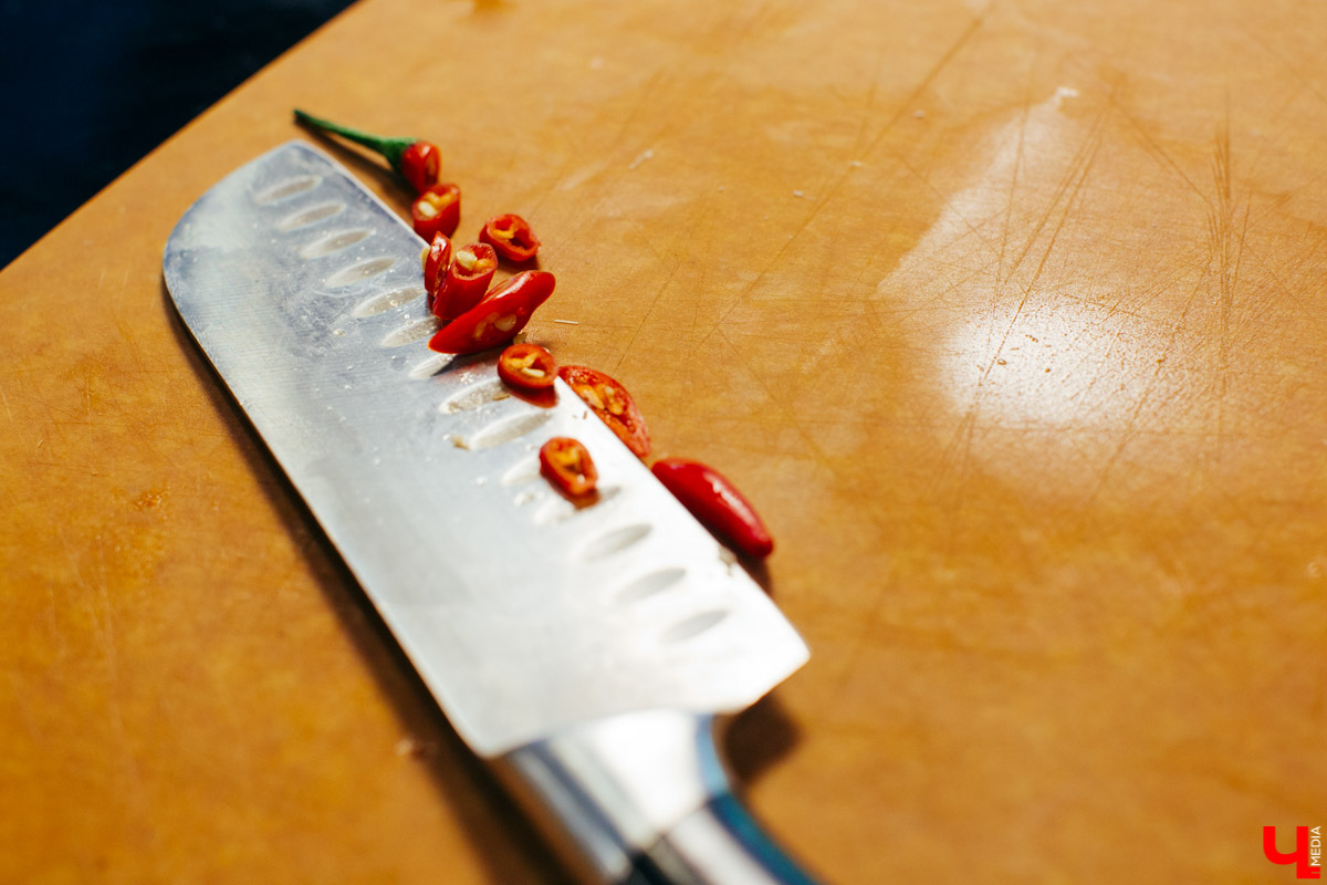 Бизнес-эксперт Алексей Караулов и шеф студии Roulet Дмитрий Орловский приготовили домашнюю версию острого тайского супа с креветками - том кха кунг