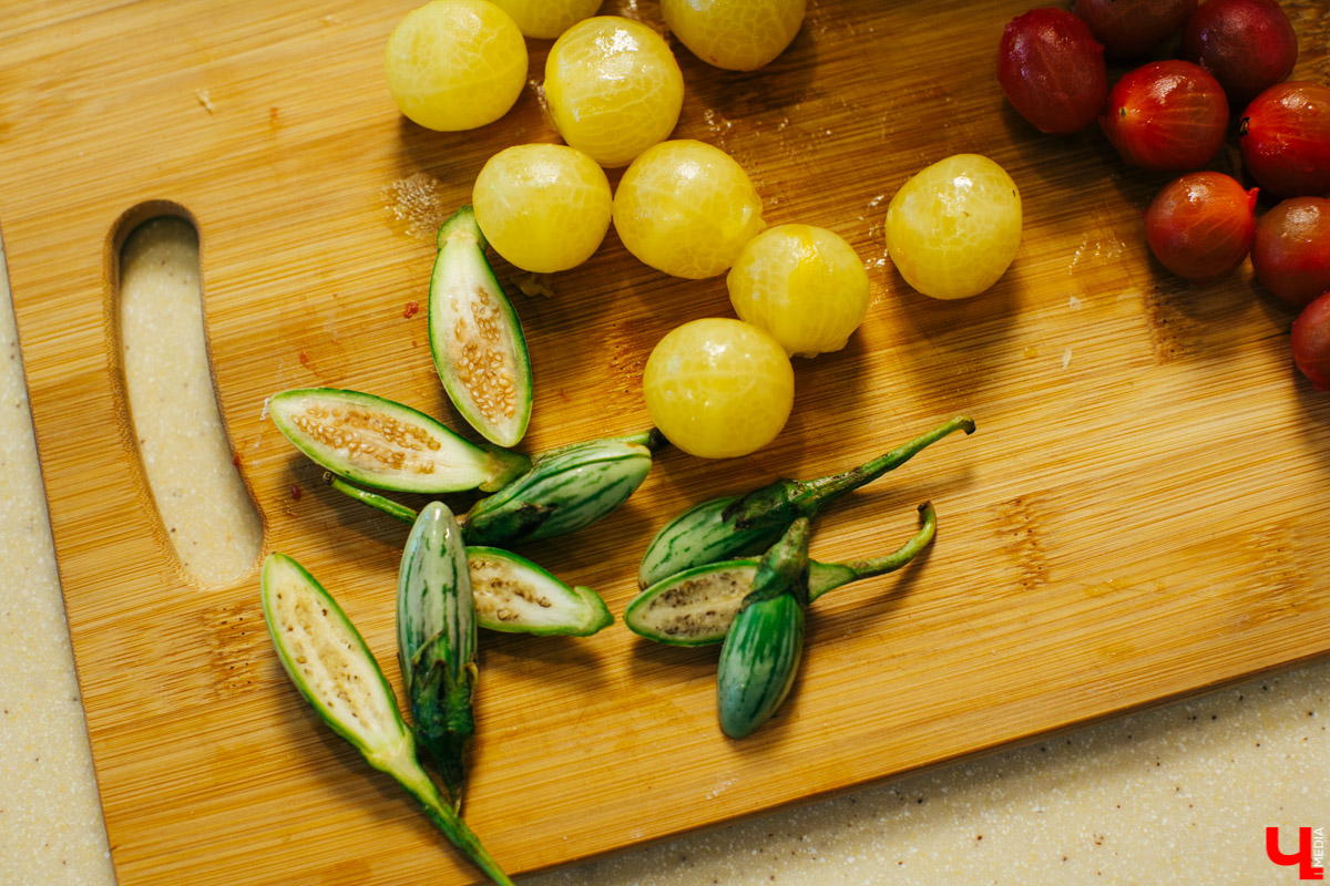 Бизнес-эксперт Алексей Караулов и шеф студии Roulet Дмитрий Орловский приготовили домашнюю версию острого тайского супа с креветками - том кха кунг