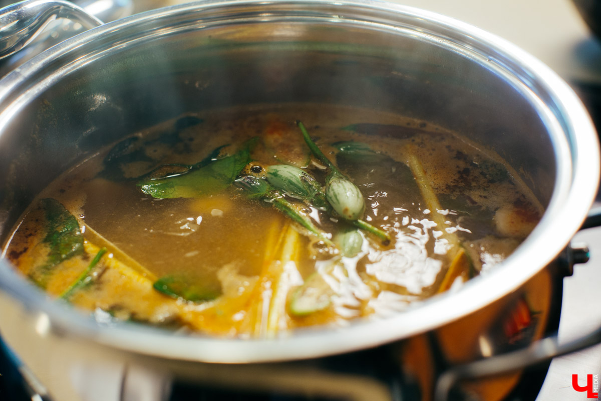 Бизнес-эксперт Алексей Караулов и шеф студии Roulet Дмитрий Орловский приготовили домашнюю версию острого тайского супа с креветками - том кха кунг